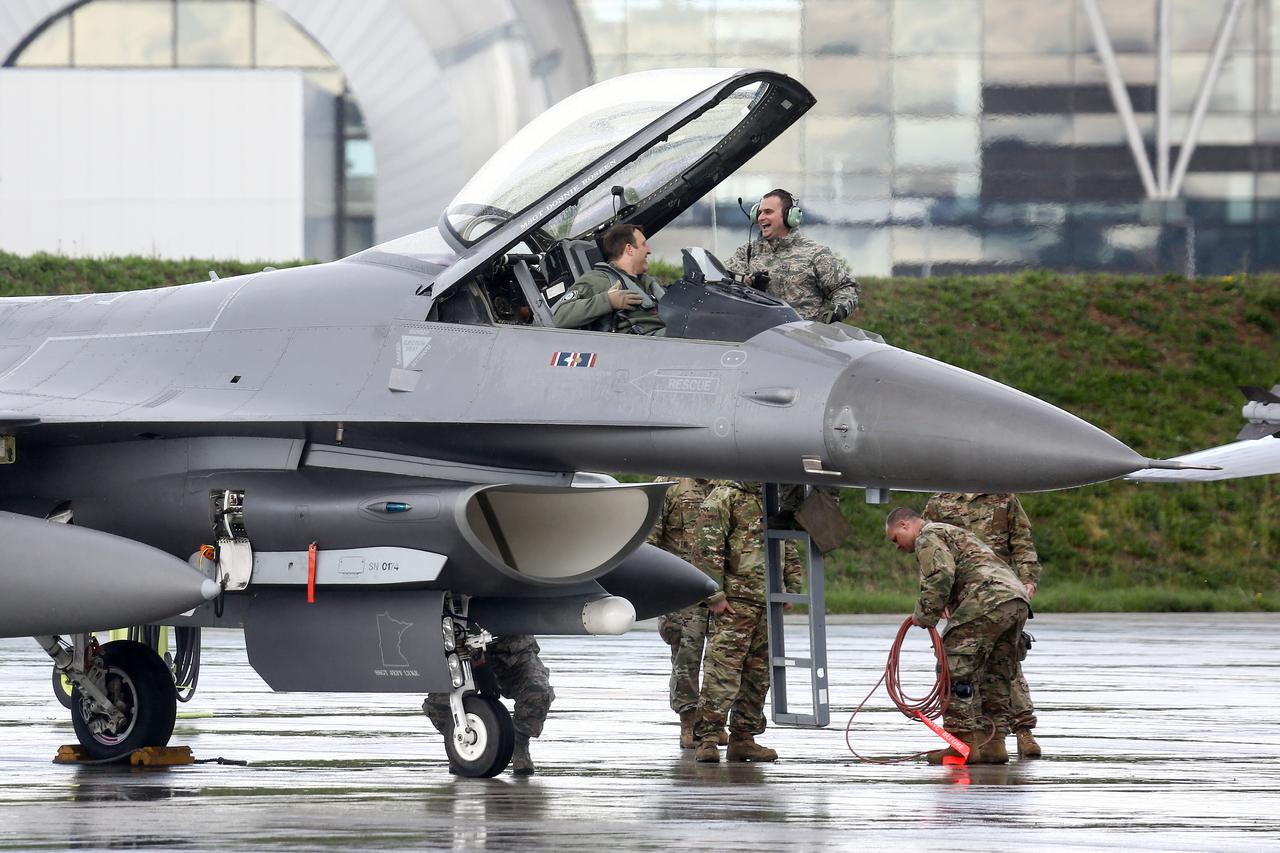Američki vojni zrakoplovi F-16 sletjeli u vojarnu na Plesu