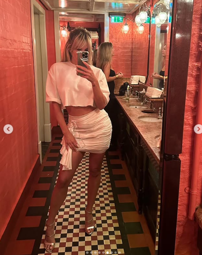 "Britanci su mi prirodniji," rekla je bivša pjevačica, koja je u vezi s 17 godina mlađim umjetnikom Georgeom Rollinsonom. Par uživa u zajedničkim putovanjima, uključujući odmore u Dubaiju i Italiji.