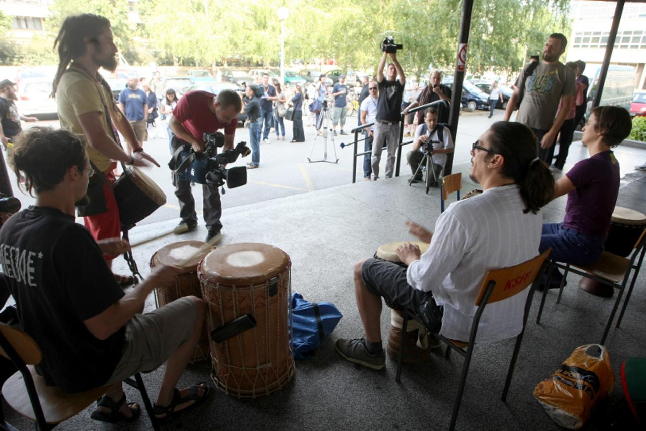 '06.07.2011. Zagreb, Hrvatska - Uz zvukove udaraca u bubanj djelatnici filozofskog  fakulteta u Zagrebu danas su stupili su strajk. Obustavom nastave koju organizira sindikat Akademska solidarnost pro