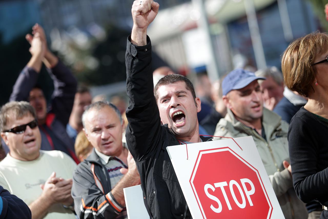 radnici rafinerije prosvjeduju pred inom