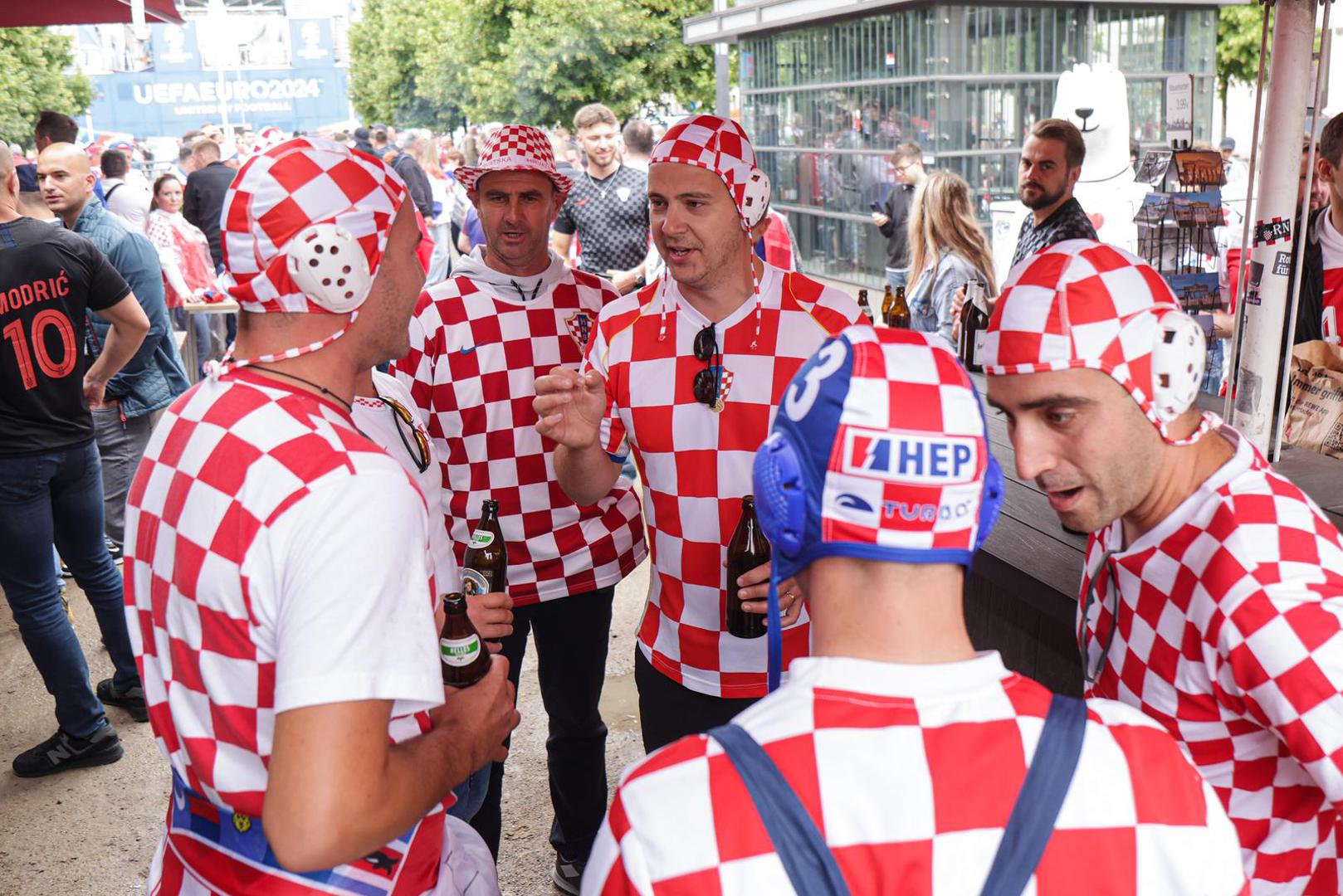 Hrvati su danas u glavnoj navijačkoj zoni kod Brandenburških vrata razvili veliku zastavu