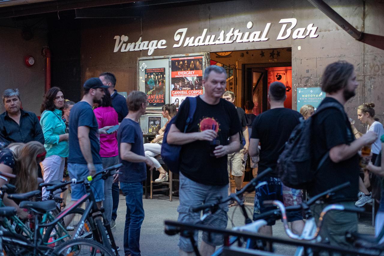 Zagreb: Romski bend Fanfare Cicolaria oduševio publiku Vintage Industrial Bara