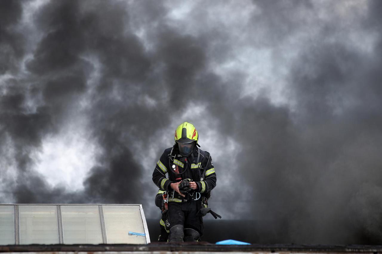 Zagreb: Gori objekt na Krugama, vatrogasci na terenu