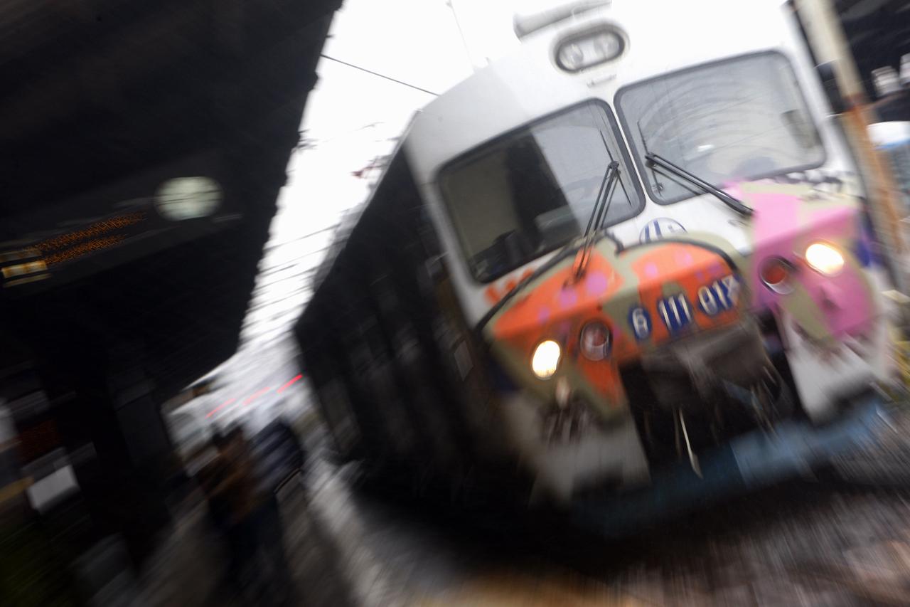 22.03.2010., Zagreb, Hrvatska - Na glavnom kolodvoru prigradski vlak napusta prvi peron. Photo: Slavko Midzor/PIXSELL