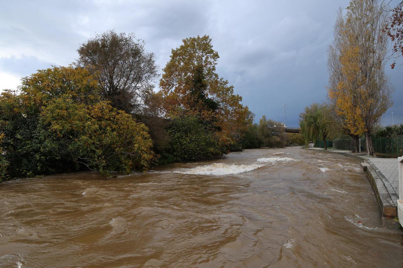 Solin: Rekordan vodostaj zamućene rijeke Jadro
