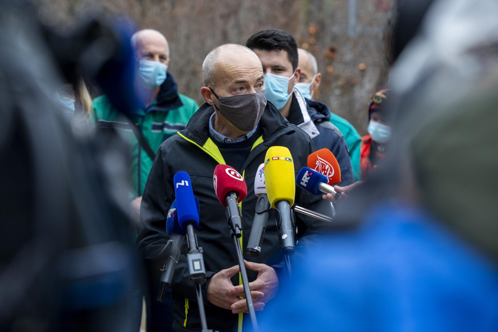 11.12.2020., Vrgorac, Kokorici - Ministrica poljopriverede posjetila je Kokorice, mjesto u kojem je poplava unistila brojne obiteljske kuce, a vodostaj i dalje raste. Nakon kratkih izjava, prosetala se mjestom i popricala s mjestanima. Na fotografiji Damir Krsticevic.Photo: Miroslav Lelas/PIXSELL