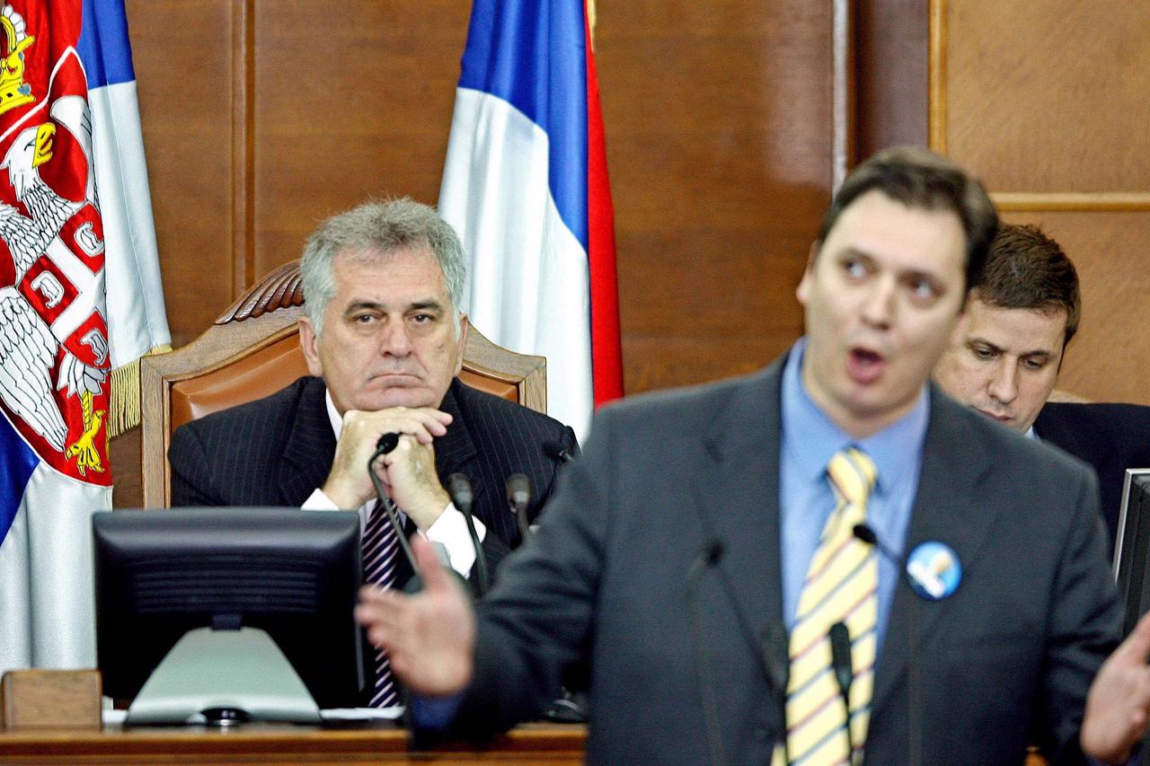 epa01007110 Parliament speaker Tomislav Nikolic (L), of the extreme-right SRS-Serbian Radical Party, listens to general secretary of SRS-Serbian Radical Party, Aleksandar Vucic (R),during a session of Serbia's parliament, in Belgrade, Serbia, May 12, 2007