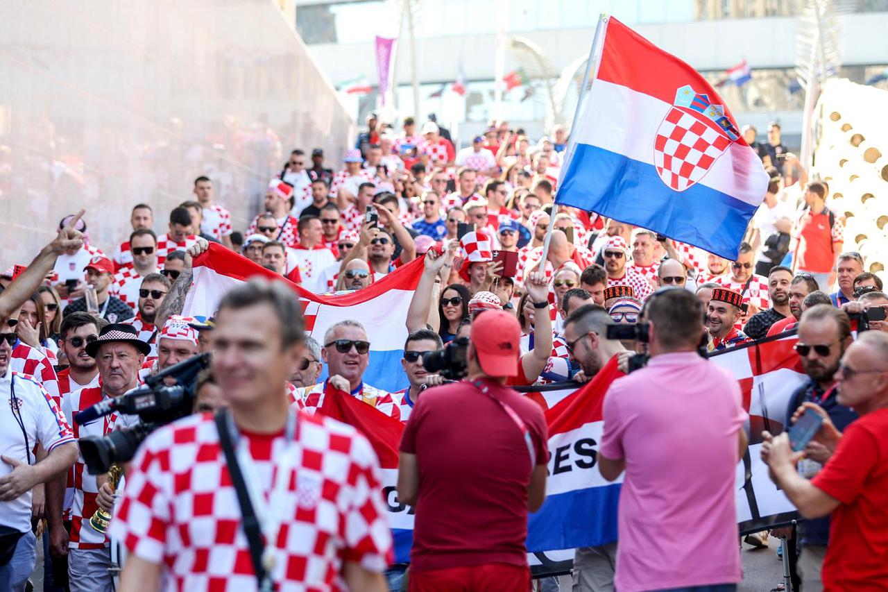 KATAR 2022 - Hrvatski navijači u Dohi podižu atmosferu za utakmicu protiv Argentine