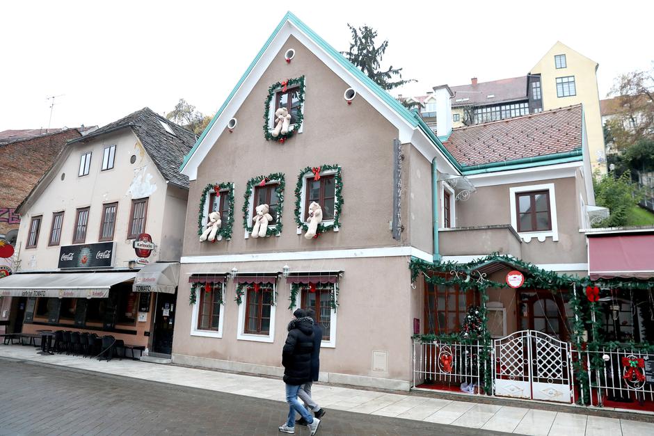 Zagreb: Medvjedići "nadgledaju" Tkalču