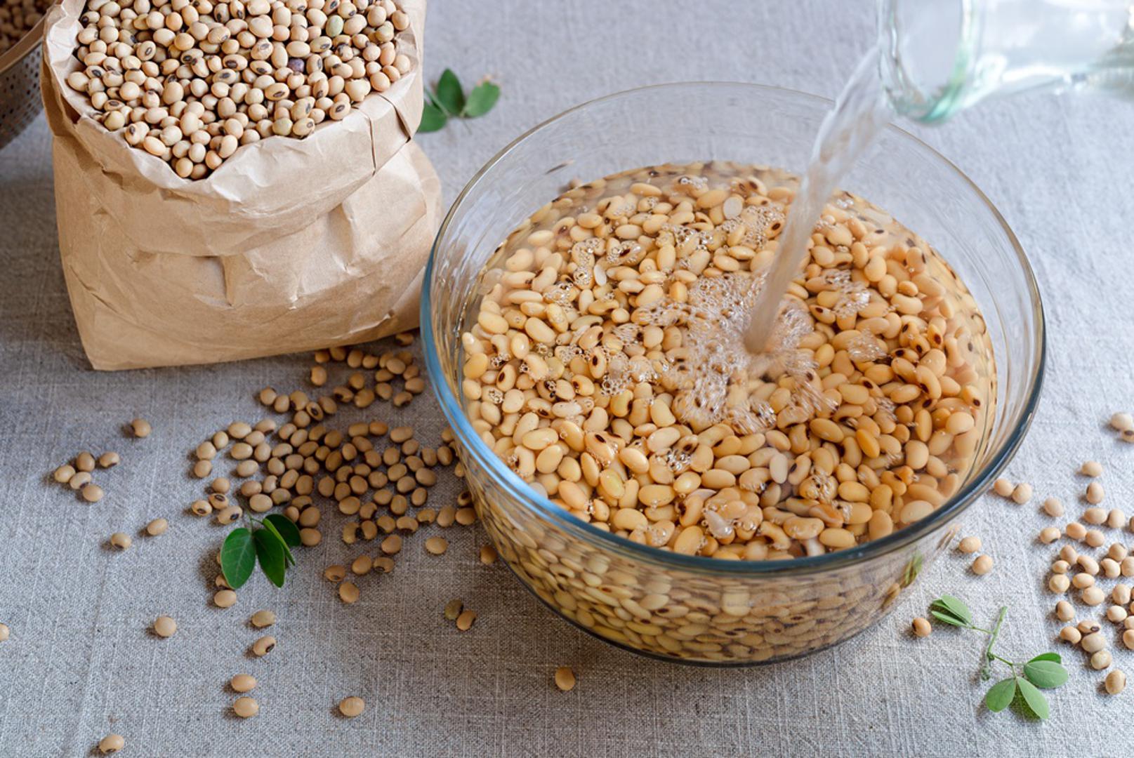 Redovito jedu mahunarke: Najzdravije populacije unose mnogo ugljikohidrata, ali ne kroz prerađenu hranu, nego kroz mahunarke poput graha i leće. One su bogate vlaknima i proteinima te se posebno ističu u prehrani stanovnika poluotoka Nicoya u Kostariki, gdje je crni grah osnovna namirnica. Prema istraživanju, svakih dodatnih 20 grama mahunarki dnevno povezano je sa smanjenjem rizika od smrtnosti za 7 do 8 posto.