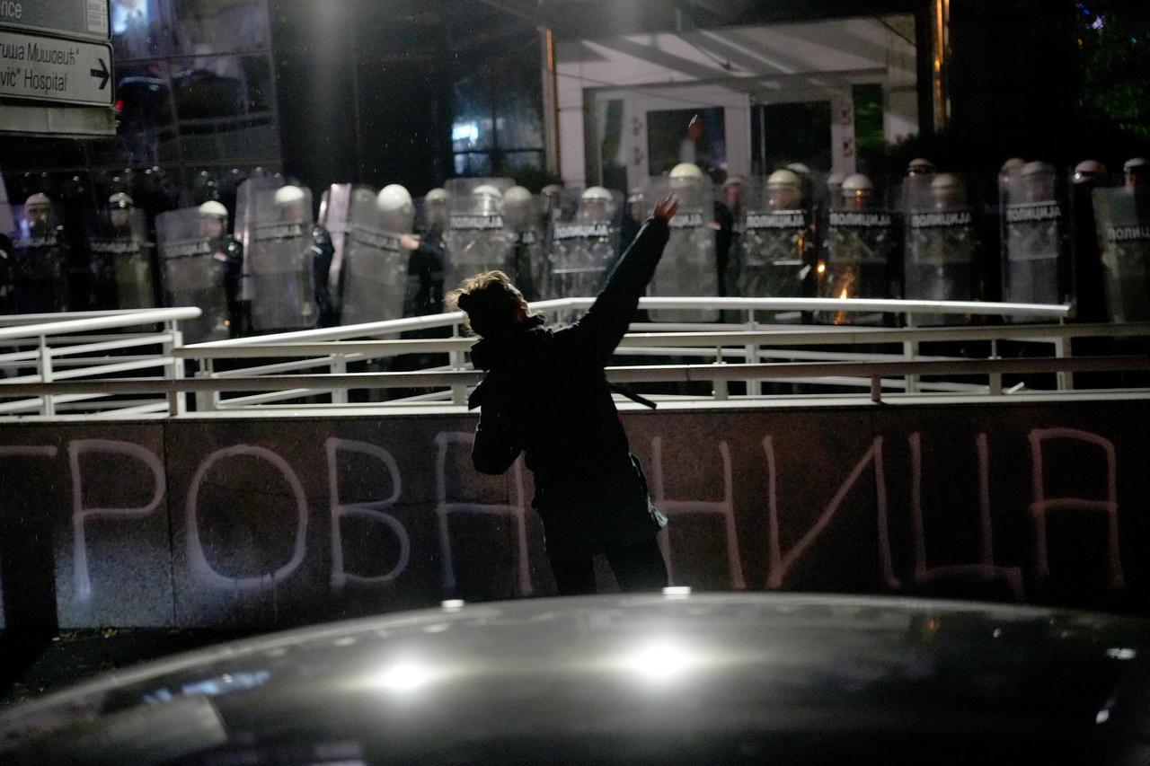 Beograd: Kordon policije štiti zgradu TV Pink, građani se okupili ispred zgrade