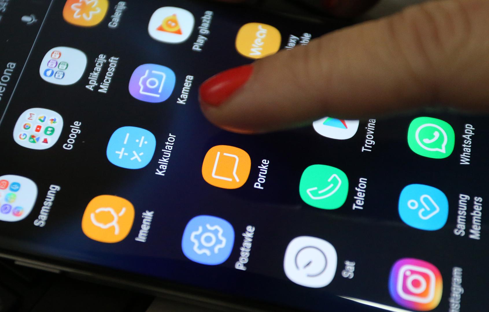 Google se suočava s novim pitanjima o privatnosti korisnika nakon što je otkriveno da pohranjuje audio snimke glasovnih interakcija korisnika s uslugama poput Google pretraživanja, Asistenta i Karata. Ove snimke, prema Googleu, koriste se za "razvoj i poboljšanje tehnologija prepoznavanja zvuka". Međutim, zabrinutost oko mogućeg ugrožavanja privatnosti potaknula je stručnjake i korisnike da poduzmu korake kako bi zaštitili svoje podatke.