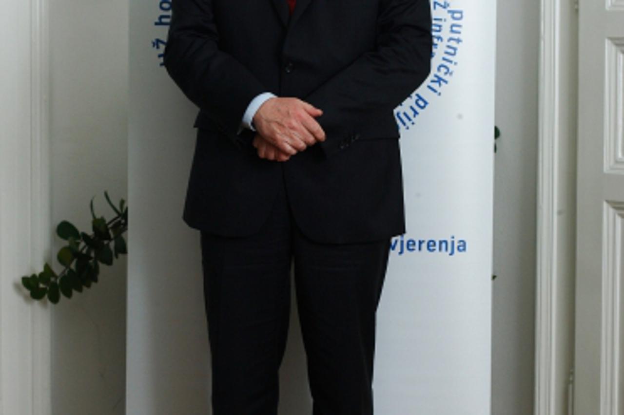 '24.01.2012., Zagreb - Na konferenciji za medije odrzanoj u upravnoj zgradi HZ-a,  predstavljeni su predsjednik uprave HZ Holdinga Rene Valcic i clanovi uprave Ivan Vukovic i Drazen Ratkovic. Rene Val