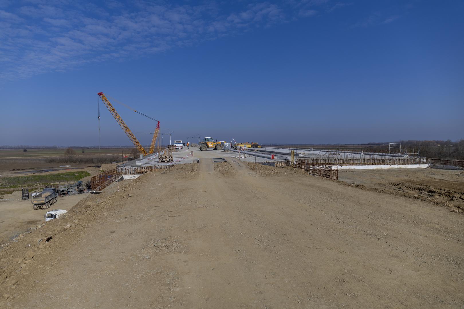 Predstavnik izvođača radova, Tomislav Kuna, kaže kako radovi napreduju sukladno planu. - Na nekih smo 75 posto dovršenosti radova. Nasip je završen na cijeloj dionici, a trenutačno se izvode radovi na kolničkoj konstrukciji. Unutarnja odvodnja također je pri kraju, dok su na svim objektima donji ustroji gotovi, a u tijeku su završni radovi na gornjem ustroju i opremanju - ističe Kuna.