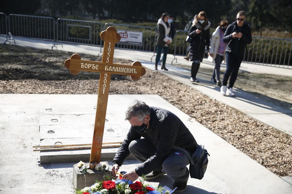 Shortly before 1 pm at the New cemetery in Novi Sad, Djordje Balasevic was buried in the circle of his closest family, and the admirers have already started visiting the grave.Nesto pre 13 casova na Novom groblju u Novom Sadu, sahranjen je Djordje Balas