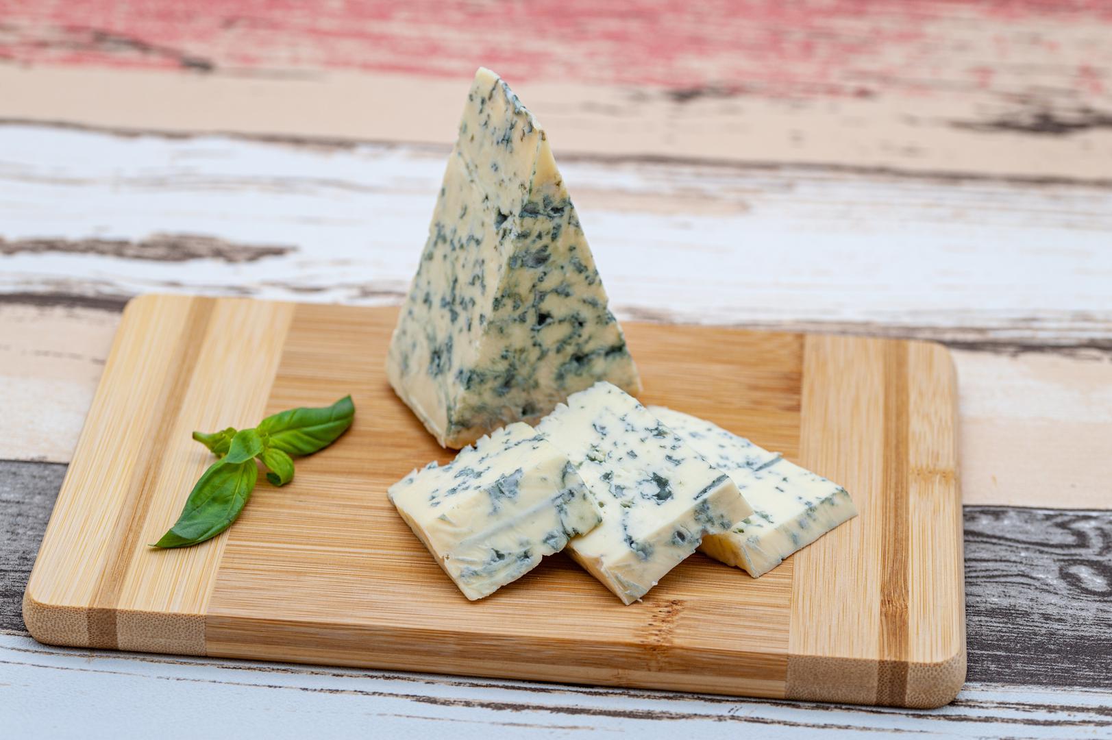 Plavi sir: Ovaj sir je opasan za pse jer sadrži gljivicu koja proizvodi neurotoksin nazvan rokfortin C. Konzumacija može dovesti do ozbiljnih problema poput povraćanja, proljeva, tremora, pa čak i napadaja kod osjetljivih životinja.