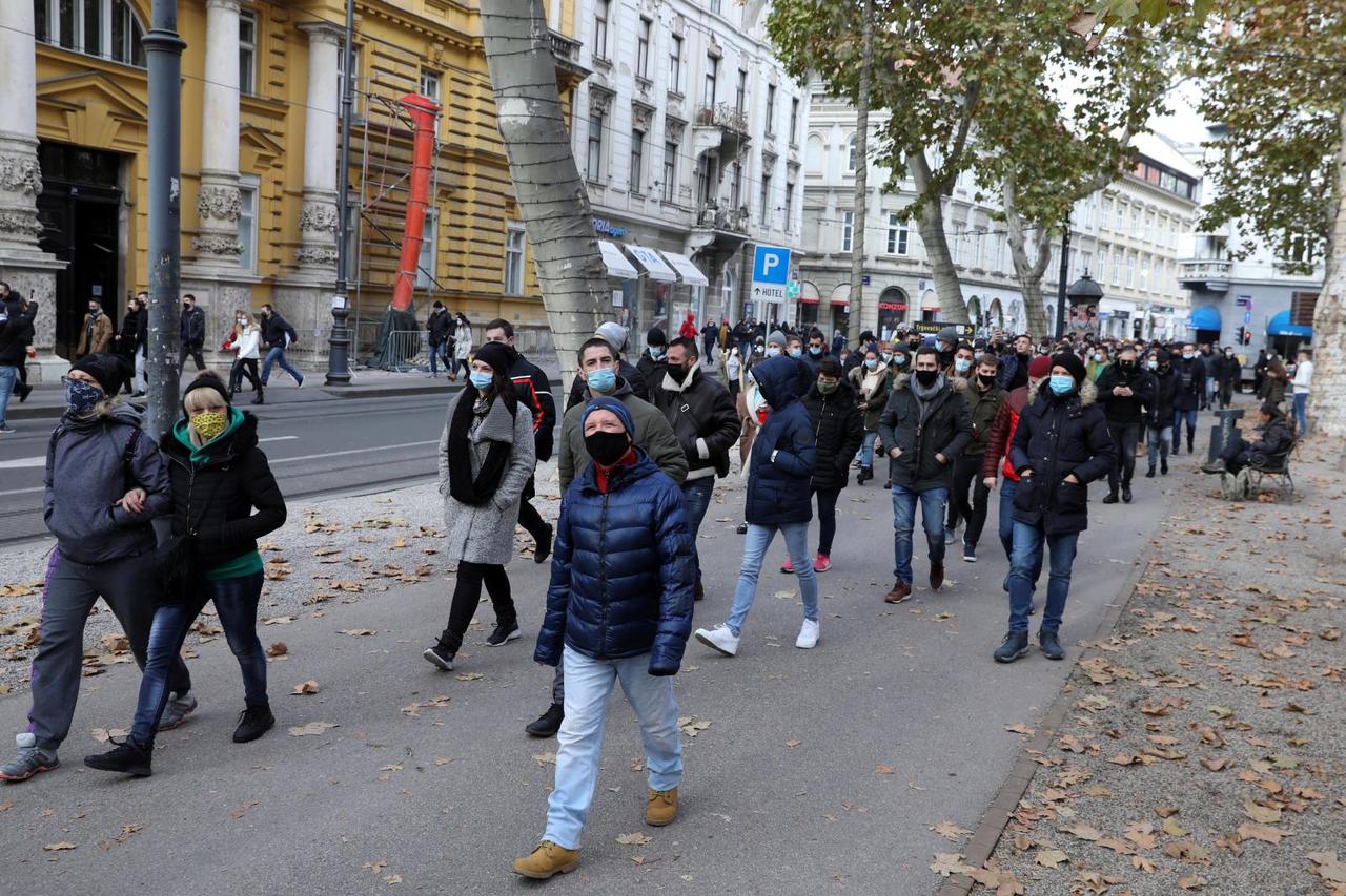 Zagreb: Ugostitelji nezadovoljni novim mjerama s lampašima u rukama krenuli ispred Ministarstva financija