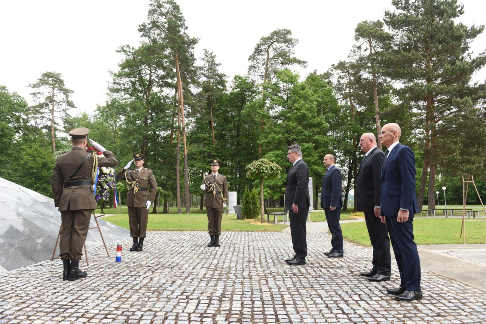 15.05.2020., Tezno, Slovenija - Hrvatski predsjednik Zoran Milanovic polozio je u vijenac i zapalio svijecu za poratne zrtve Drugog svjetskog rata na groblju Dobrava kraj Maribora.
Photo: Ziga Zivulovic jr/FABobo/PIXSELL