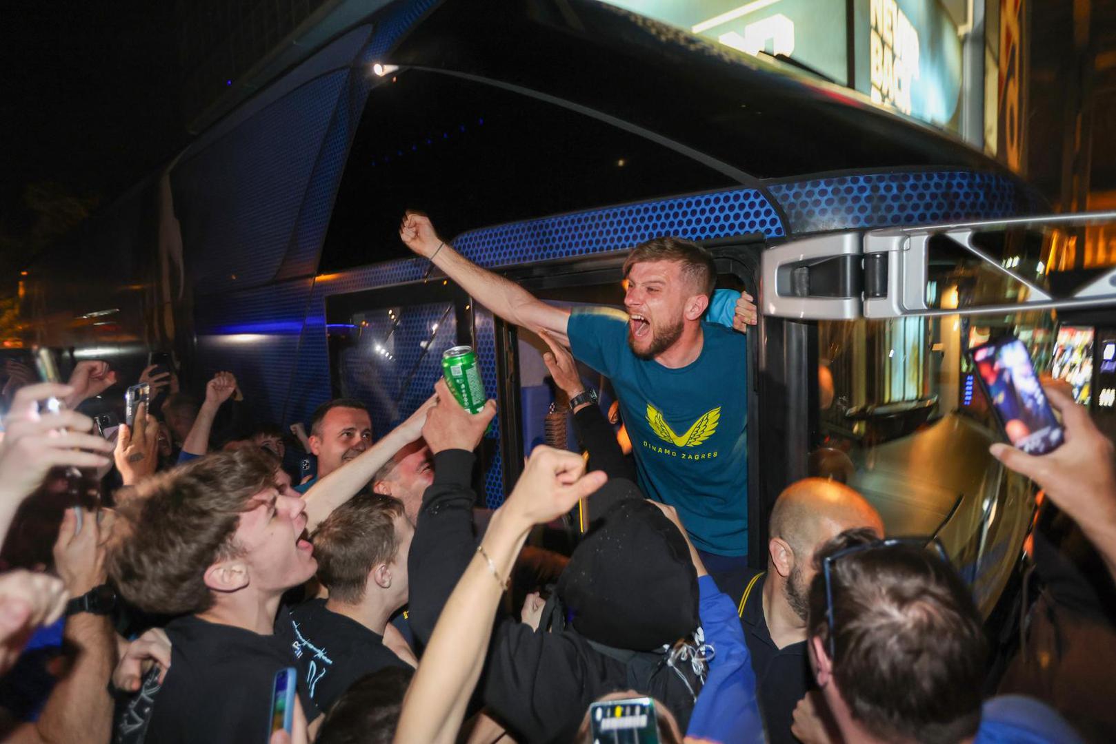 Kada se na vratima autobusa pojavio Stefan Ristovski, pjevala se pjesma "Jedna će Torcida plakati ovu noć. Je*i se, je*i Splite, Dinamo šampion". Navijači su pozdravili sve igrače, a najviše pljeska i ovacija dobio je Sandro Kulenović, koji je zabio ključni pogodak u Splitu.