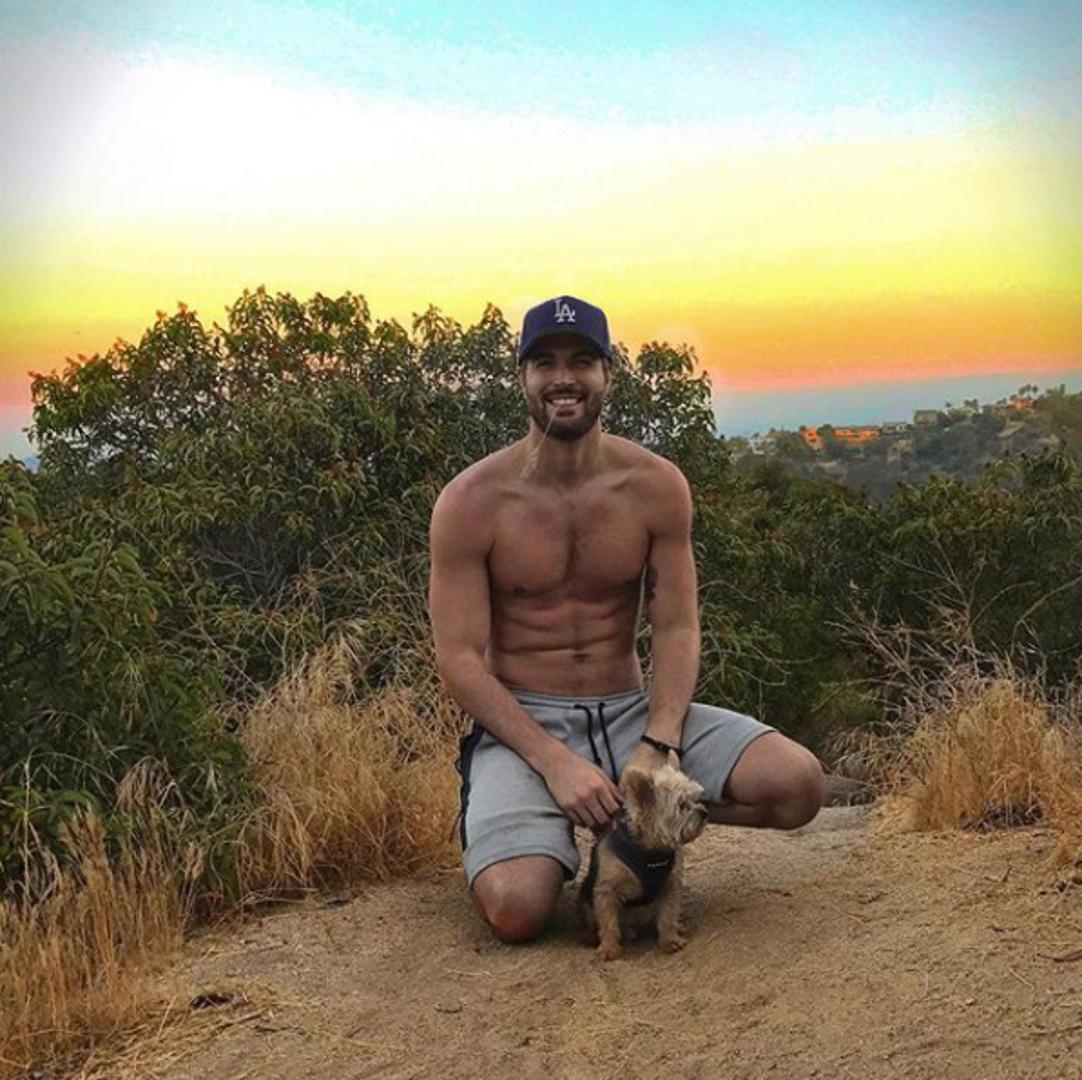 Osim dobrog lica i tijela, Nick na svojim fotografijama ima još i džoker – preslatkog psića. 