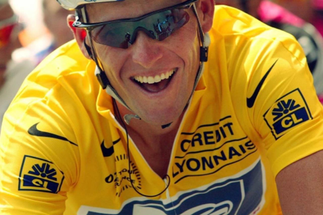 '(dpa) - US cyclist Lance Armstrong of the Postal Service team laughs during the final stage of the 89th Tour De France from Melun to Paris, 28 July 2002. With an outstanding lead of 7:17 minutes Arms