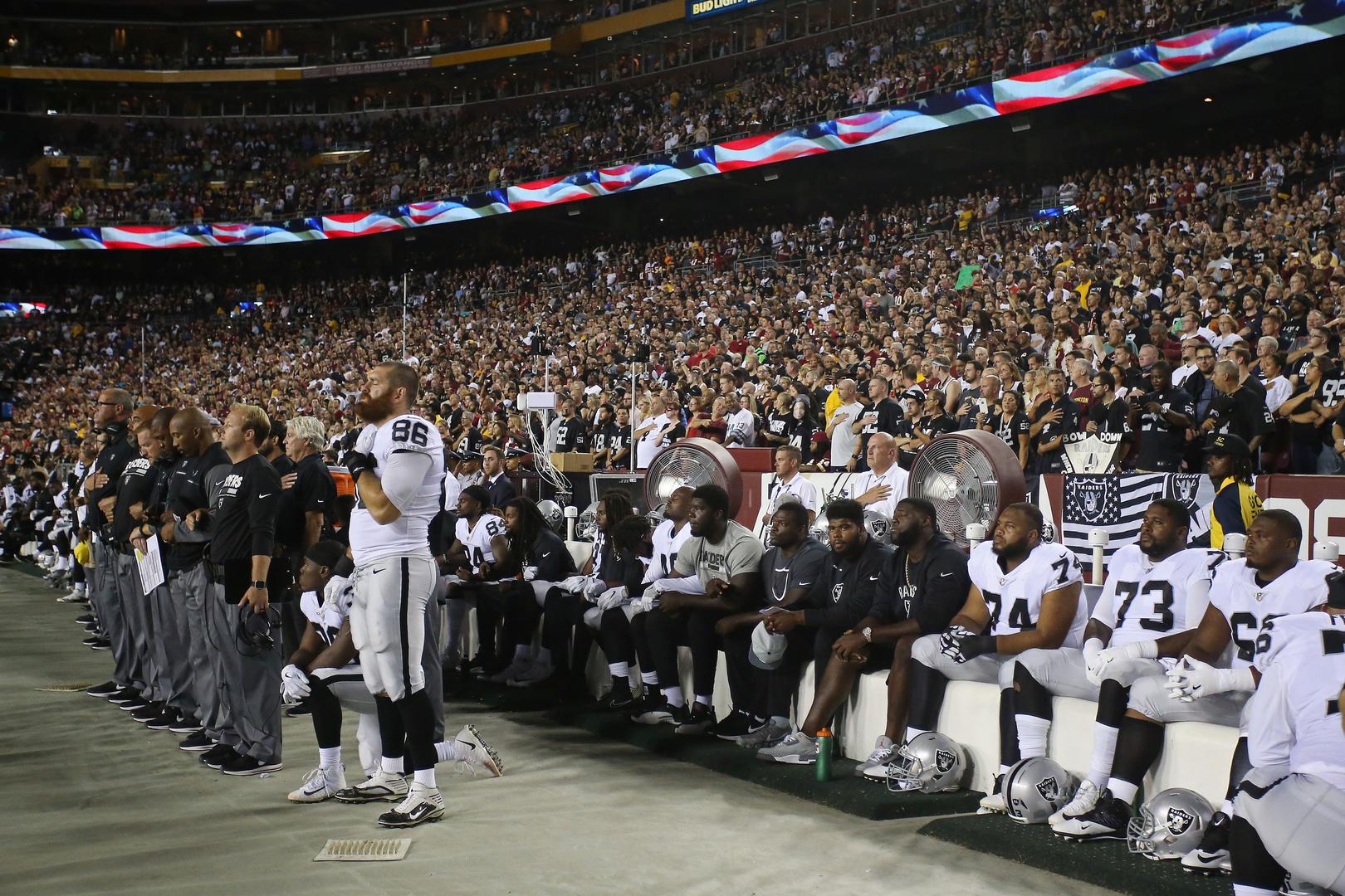Gotovo čitava klupa Oakland Raiders ostala je sjediti za vrijeme intoniranja nacionalne himne.