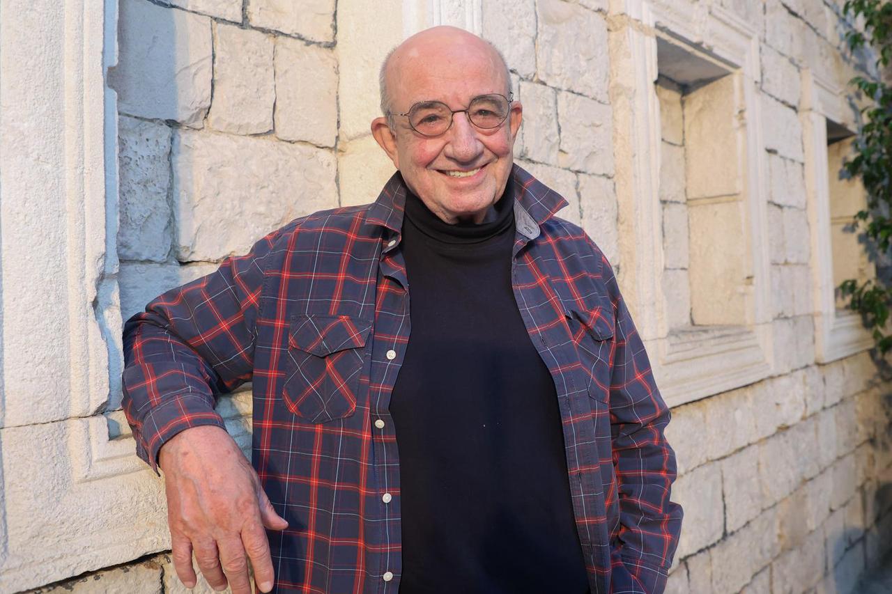 Trogir: Književnik Veljko Barbieri predstavio je novu knjigu "Putovanje svijetom književnosti i baštine"