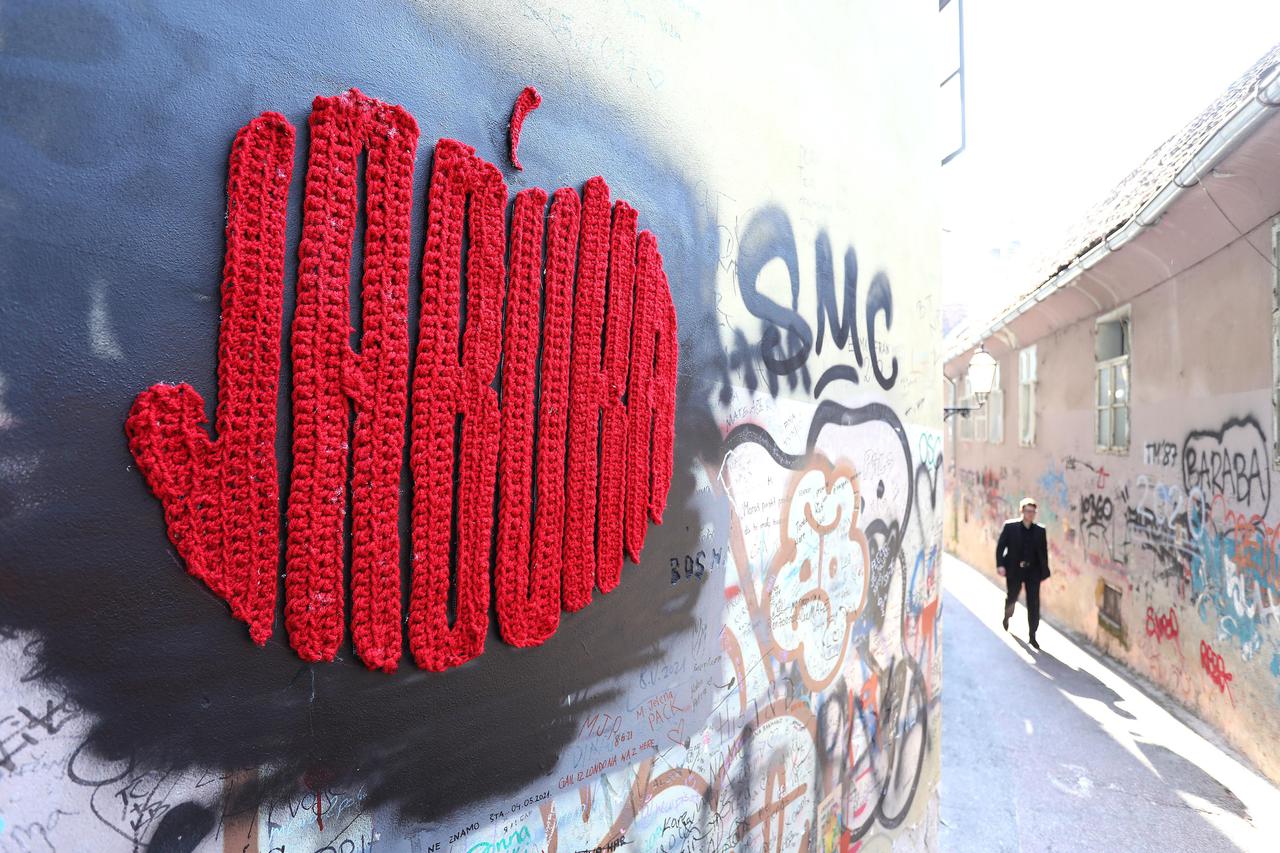 Grafit i instalacija na Zakmardijevima stubama podsjećaju na kultini klub Jabuka
