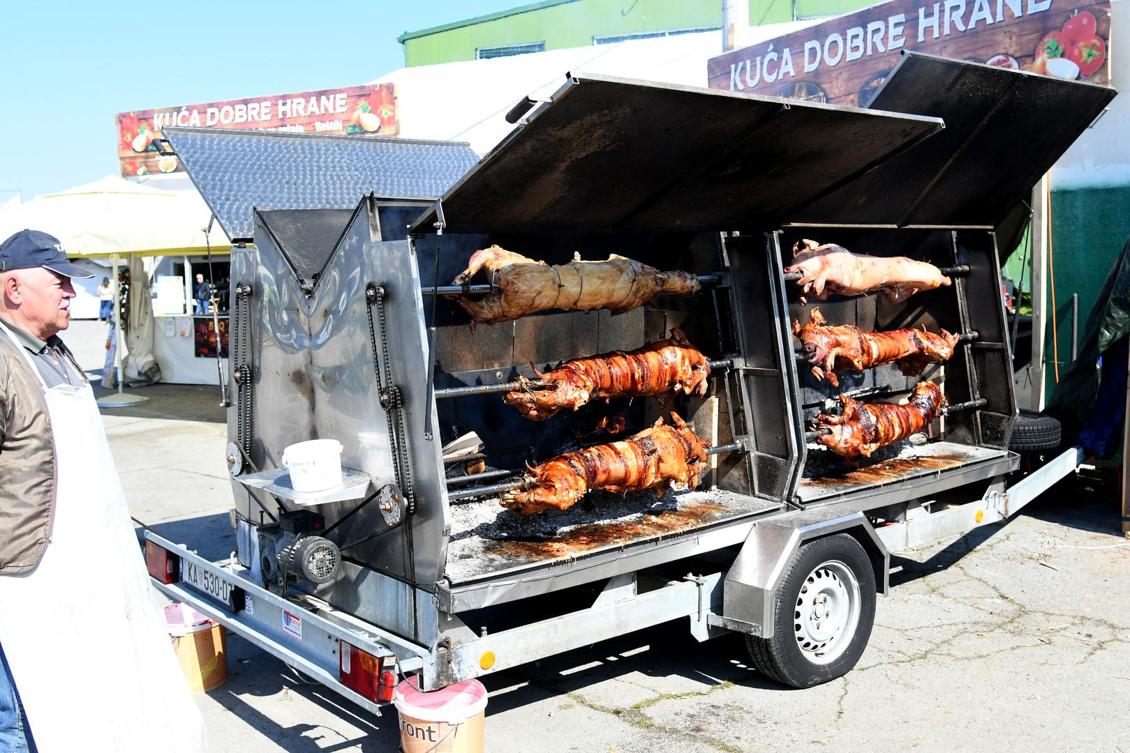 Na štandovima se može pronaći i raznolika hrana. Janjetina s ražnja je 45 eura po kilogramu,  odojak 35 eura, a jela na žlicu, poput gulaša koštaju između 10 i 15 eura. 