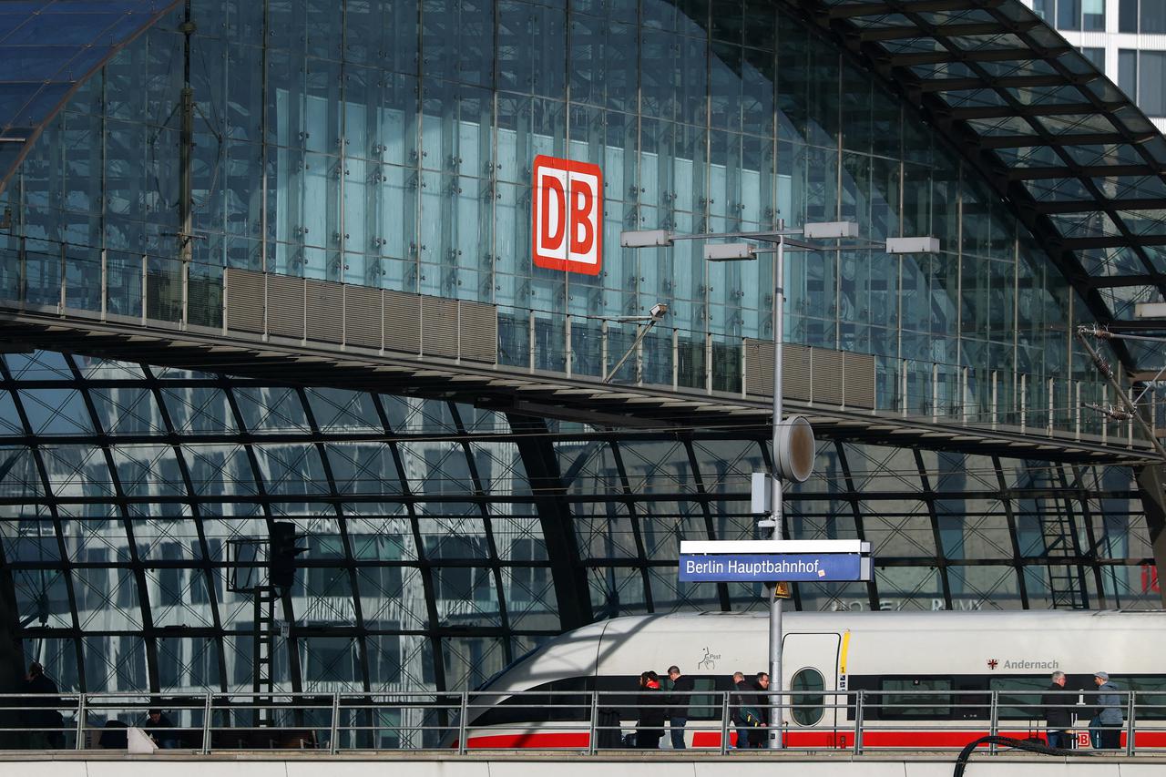 Germany's Deutsche Bahn and GDL train drivers' union reach wage agreement