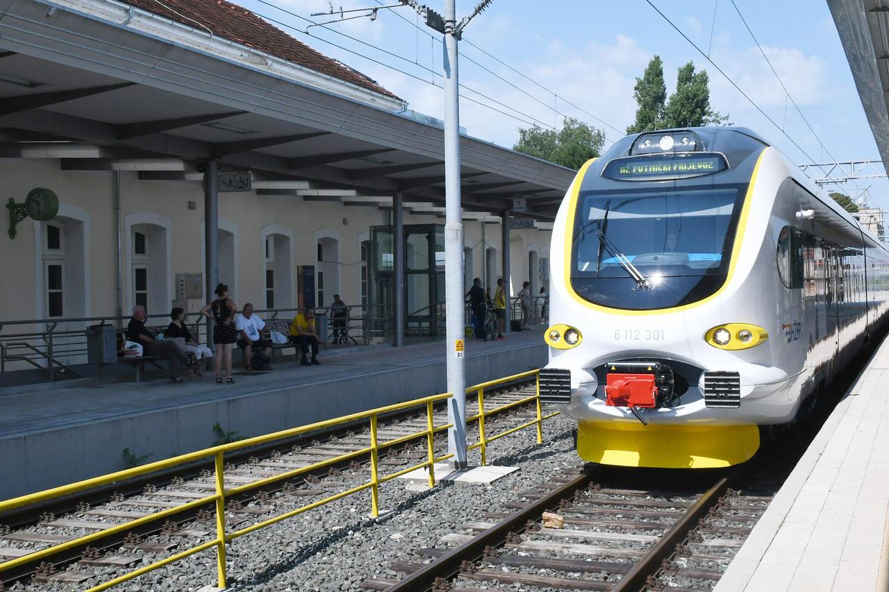 Sisak: Župan Celjak dočekao je dolazak prvog novog elektromotornog vlaka za regionalni prijevoz