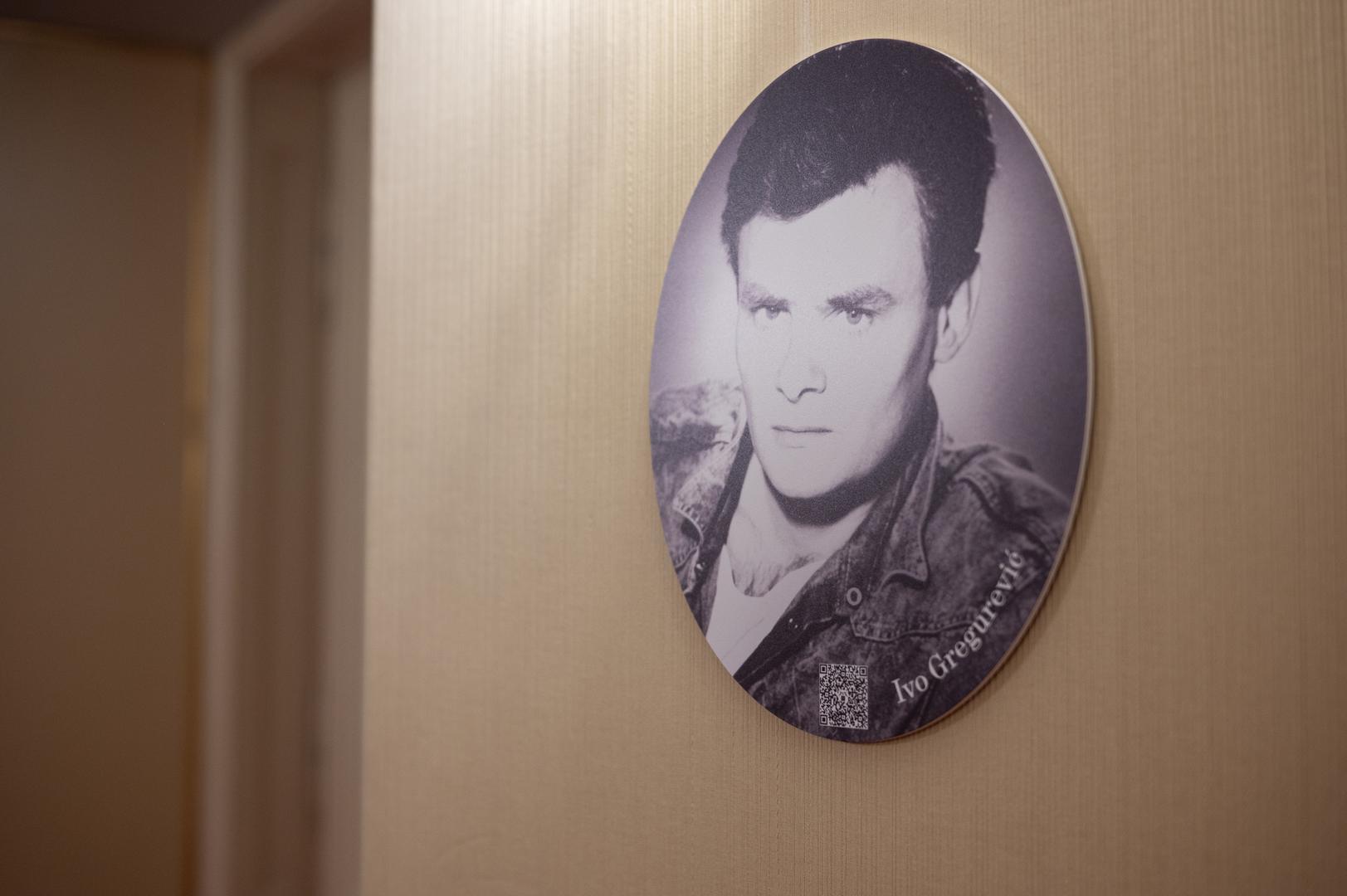 Svaki portret popraćen je QR kodom preko kojeg posjetitelji mogu pristupiti dodatnim informacijama o karijerama i biografijama predstavljenih osoba