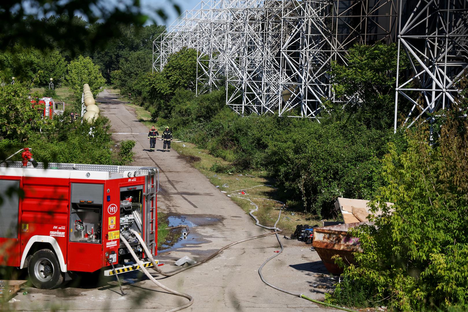 Borba s vatrenom stihijom u napuštenom objektu bolnice Blato trajala je cijelu noć, a požar je stavljen pod kontrolu. Vatrogasci i policija još i danas ondje dežuraju, a iz objekta se još uvijek dimi. 

