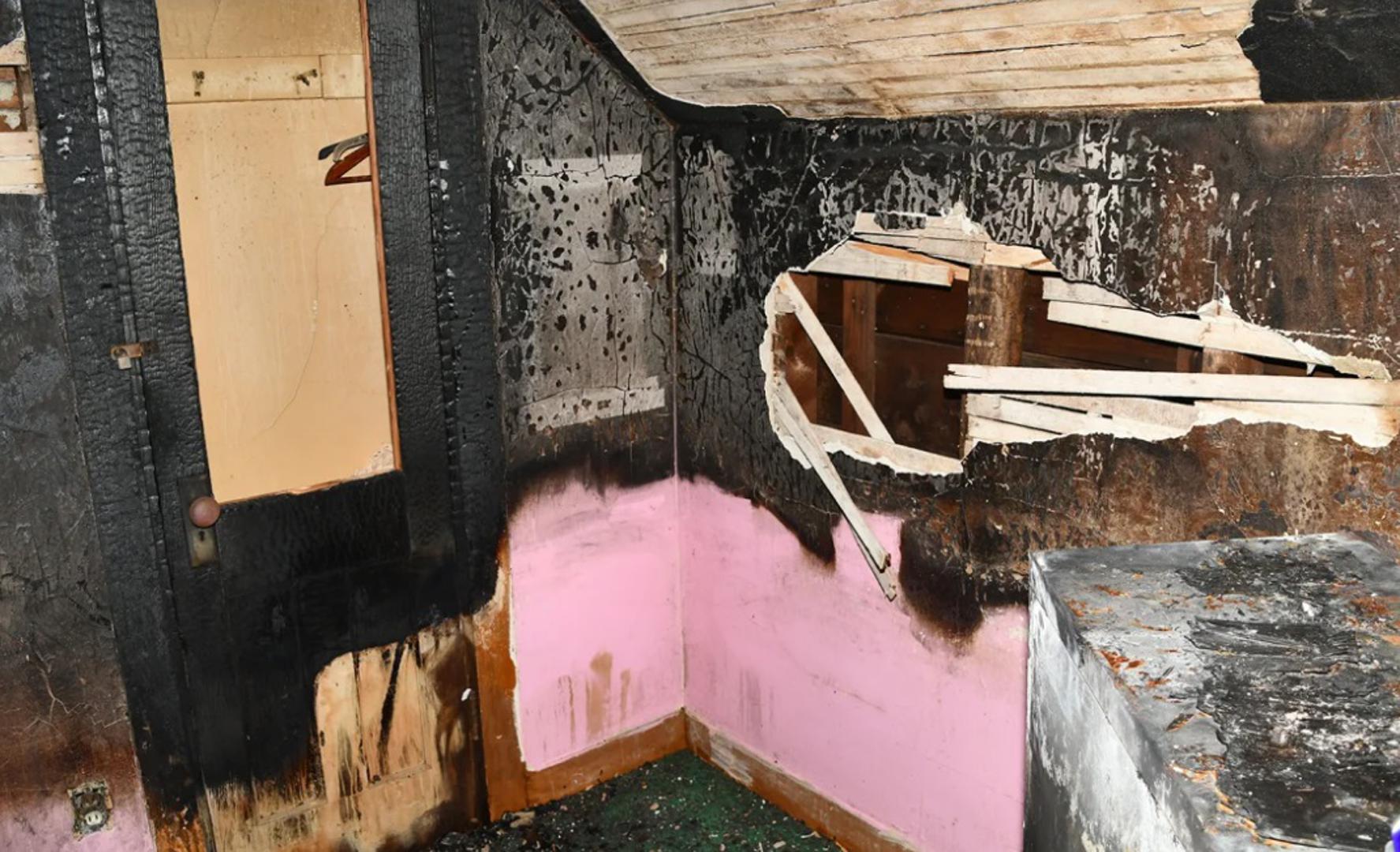 Međutim, kada su spasioci izvukli muškarca (175 cm, 31 kg) iz gorućeg objekta, otkrili su da je pri svijesti - a njegova svjedočanstva policiji bila su duboko uznemirujuća. Snimke s policijskih kamera zabilježile su kaotičnu scenu. Sullivan je uvjeravala policiju da njen posinak nije bio zaključan.