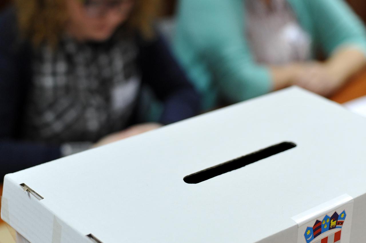 11.01.2015., Zagreb - Otvorena biralista za drugi krug predsjednickih izbora. Biracko mjesto u  Njegosevoj 10. Drugi krug predsjednickih izbora 2015 godine. Photo: Nina Djurdjevic/PIXSELL