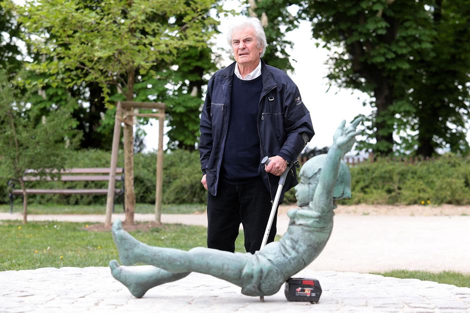 27.04.2015., Zagreb - Nakon restauracije danas je u parku u Vranicanijevoj ulici postavljen kip Djecak. Kip je do sada bio u parku Gric, a postavljanju je nazocio i autor Tomislav Ostoja. Tomislav Ostoja. Photo: Patrik Macek/PIXSELL