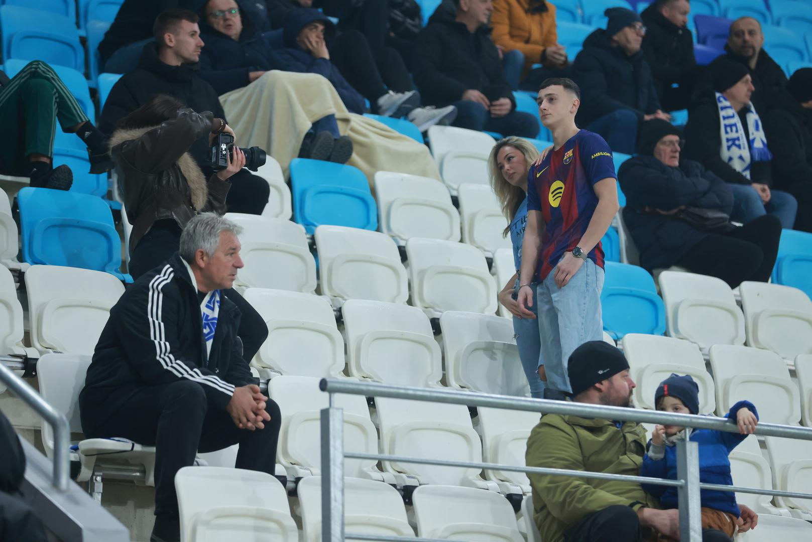 Spremno je pozirala zainteresiranim navijačima za fotografije.