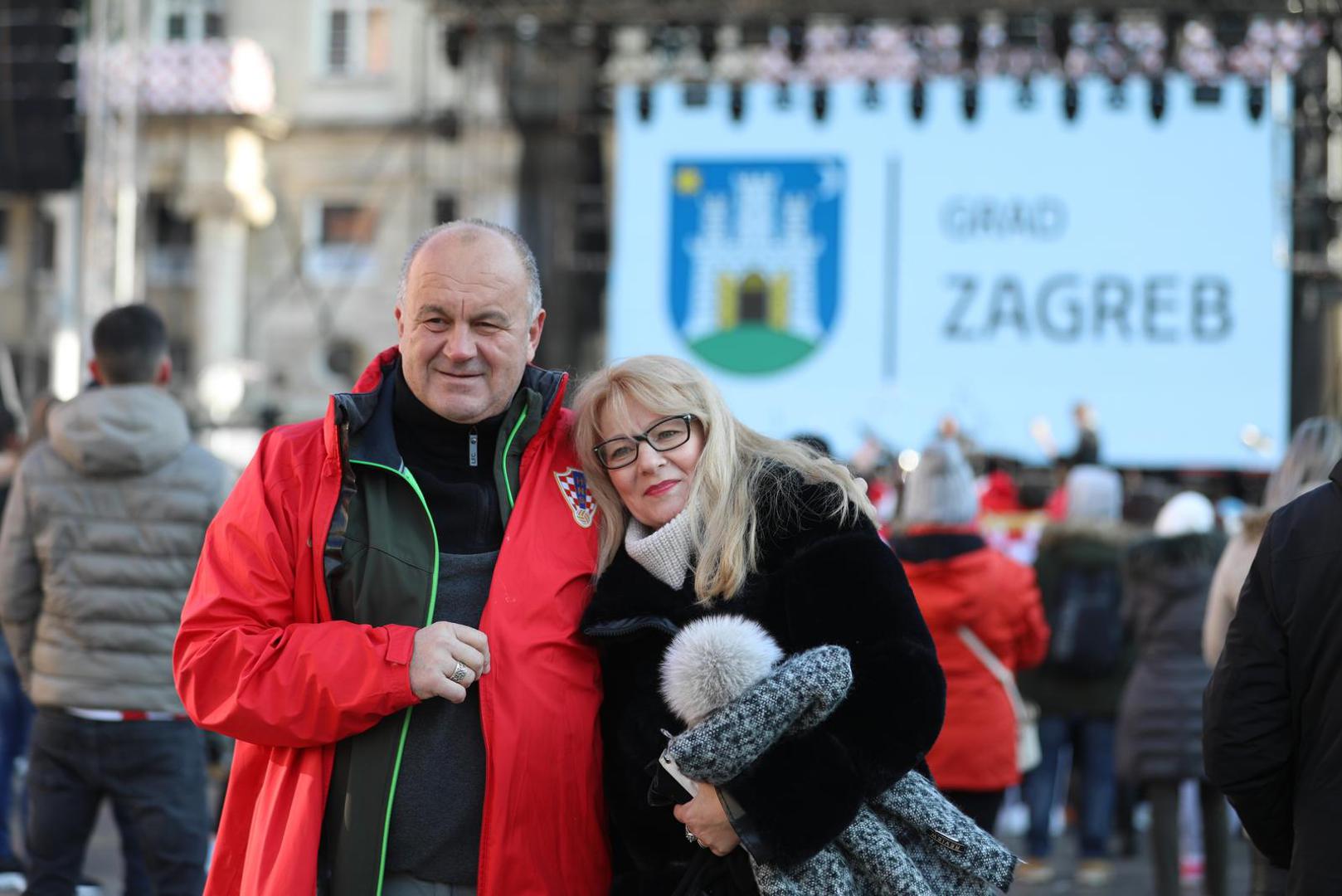 18.12.2022., Zagreb - Navijaci su na Trgu vec poceli zauzimati mjesta za docek Vatrenih. Photo: Slaven Branislav Babic/PIXSELL