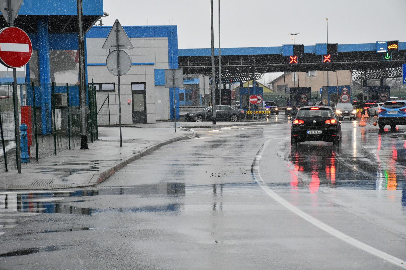 Unos mesa, mlijeka i mliječnih proizvoda iz BiH u ovu zemlju potpuno je zabranjen, dok se, primjerice, ribu, med, jaja može prenijeti u određenoj količini. Dakle, salame, suhomesnati proizvodi, sir, sirni namazi ne mogu se prenijeti ni u sendviču. Med, jaja, proizvodi od jaja, meso puževa, žablji kraci mogu se prenijeti u količini od 2 kilograma po osobi. Dopušten je unos iste količine mlijeka u prahu za dojenčad, hrane za dojenčad i posebne hrane koja se koristi zbog medicinskih razloga.