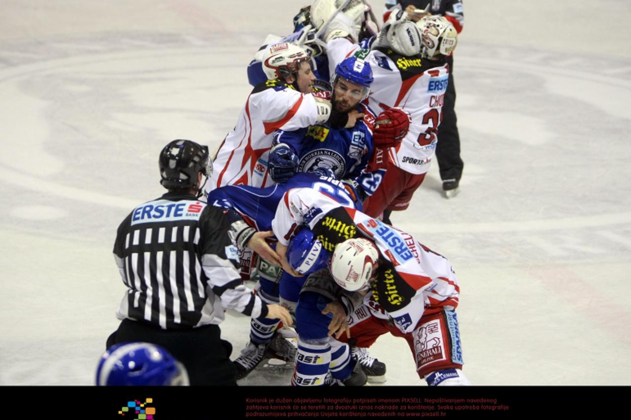 \'06.03.2012., Ledena dvorana Doma sportova, Zagreb - Prva utakmica doigravanja EBEL lige. Medvescak - Klagenfurt. Tucnjava igraca. Photo: Dalibor Urukalovic/PIXSELL\'