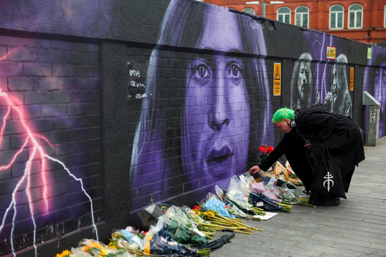 Ondje su  obožavateji ispred murala posvećenog Princu Tame i njegovom bendu, Black Sabbathu, također ostavljali bukete s cvijećem, svijeće i uokvirene slike.
