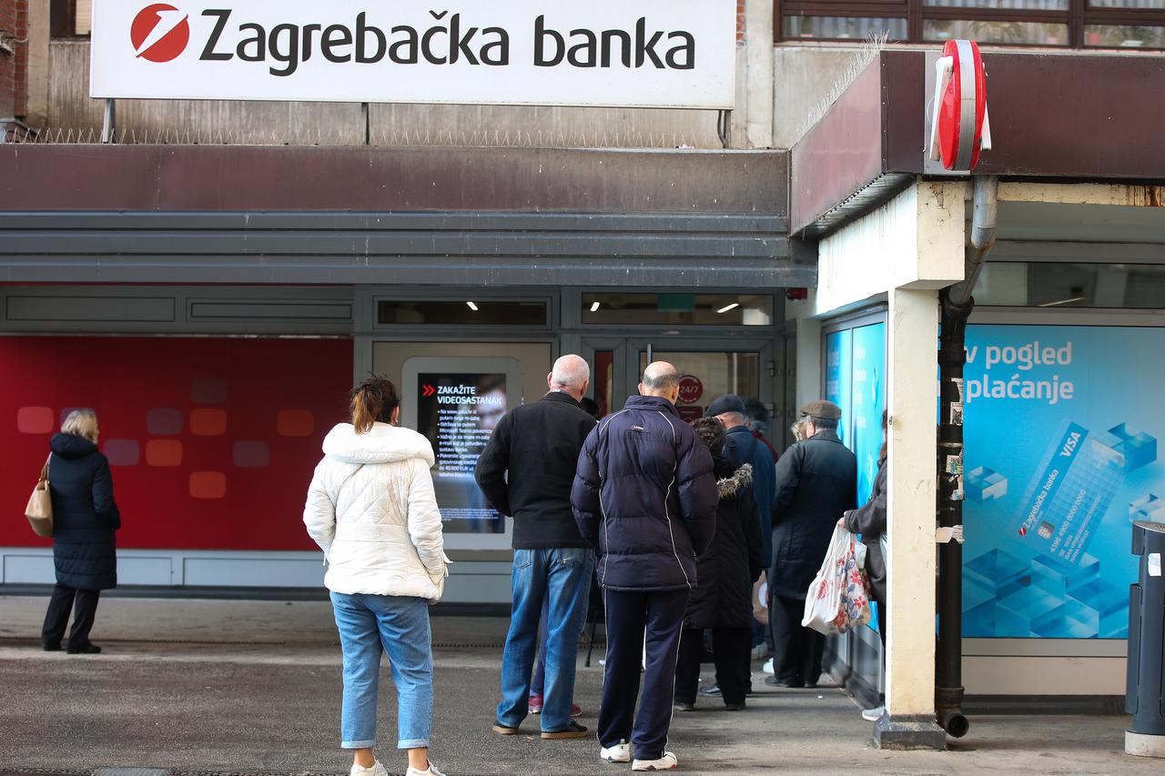 Zagreb: Gužve ispred banaka zbog konverzije kune u euro