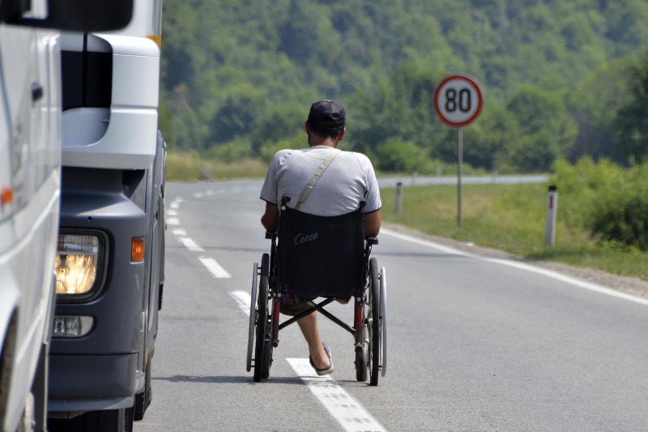 \'Nemila kod Zenice 18.06.2011 godine  Invalid u kolicima prosjaci na magistralnoj cesti preko koje se u blizini Nemile obnavlja most.\'
