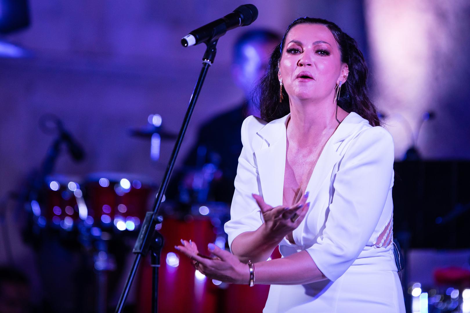 S Lorenom je izvela pjesmu "Romanca" od Olivera Dragojevića, a s Albinom je zapjevala "Četiri stađuna" od Meri Cetinić. 