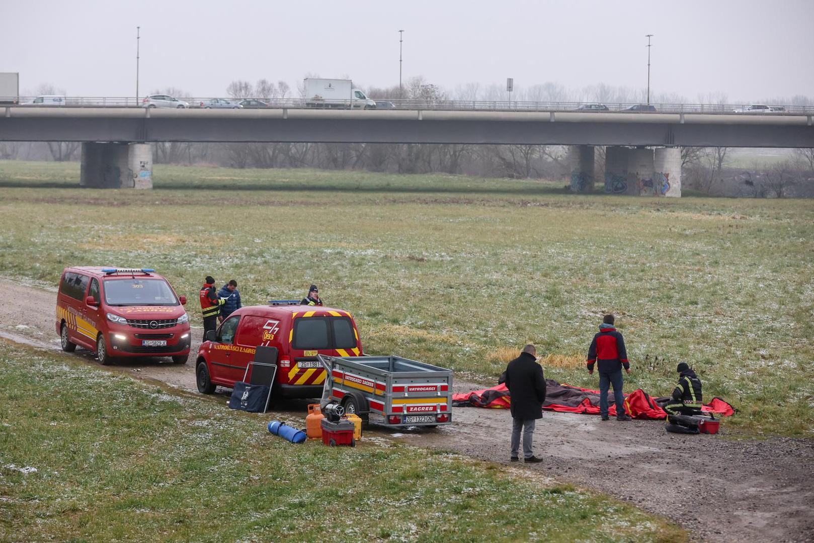 16.01.2025., Zagreb - Vatrogasci uz rijeku Savu gdje se pripremaju za nastavak potraga ze nestalim dijetetom u rijeci. Photo: Igor Kralj/PIXSELL