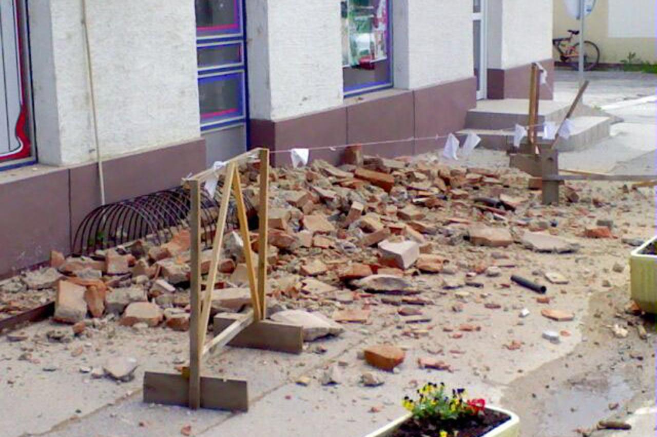 'zagorje - 01. 05. 2010.,Zlatar, Hrvatska -Sa stare zgrade bivse Poljoprivredne zadruge u Zlataru odronio se dio grade'