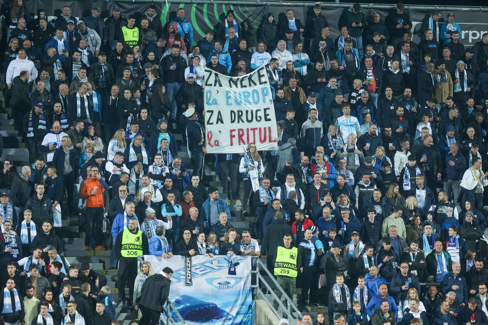 "Za neke Europa, a za druge fritula", pisalo je na jednom transparentu.