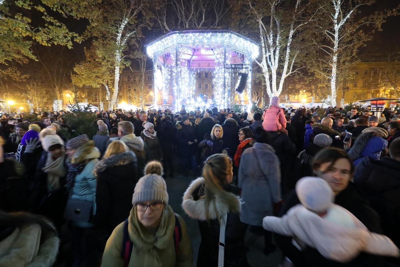 Paljenjem lampica na Zrinjevcu svečano otvoren Advent