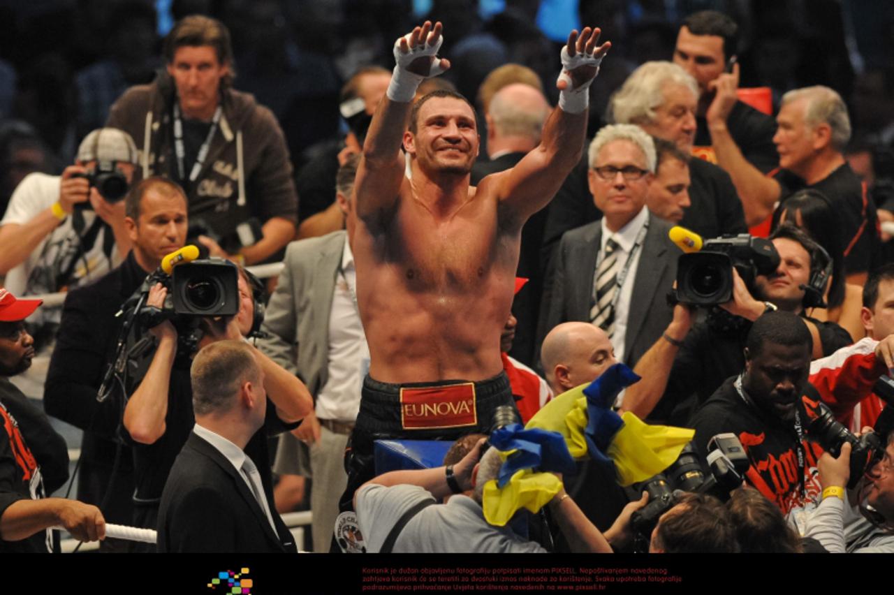\'16.10.2010, o2 World, Hamburg, GER, Weltmeisterschaft Schwergewicht, Dr. Vitali Klitschko (GER) vs Shannon Briggs (USA), im Bild Vitali Klitschko jubelt mit den Zuschauern ueber seinen Sieg Foto Uu