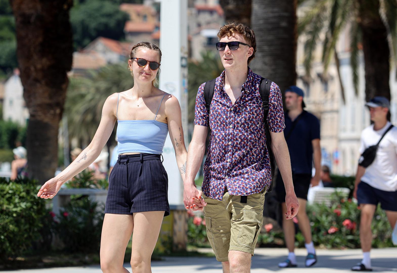 Atmosfera je živa – turisti fotografiraju grad, brodovi dolaze i odlaze iz luke, a gradski šušur ne prestaje.